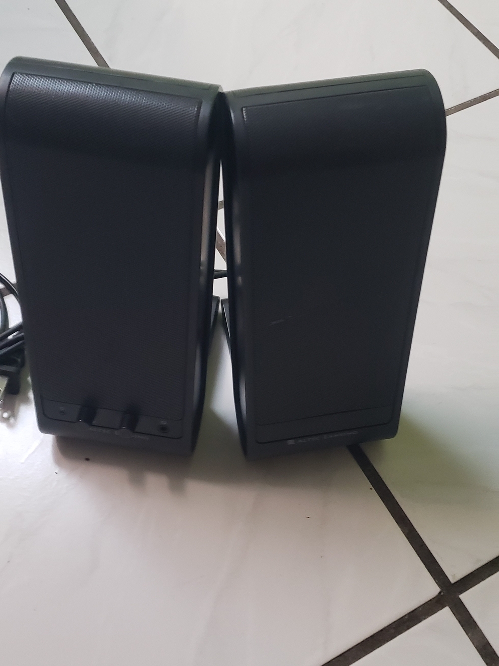 Old skool in exellent condition "Altec Lansing" slim black desktop speakers, (2)